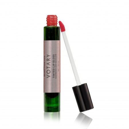 VOTARY Tinted Lip Gloss giver dine læber en delikat hindbærblush ved hjælp af et nyt vegansk og bæredygtigt rødt pigment. Glossen tilføjer en smuk glans til læberne uden at være klæbrig.