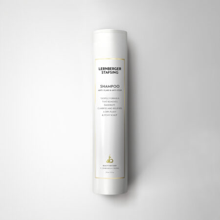 Anti-Dandruff Shampoo fra Lernberger Stafsing beskytter mod flagedannelse i huden og modarbejder skæl og tilhørende symptomer, samtidig med at hår og hovedbund renses for urenheder.