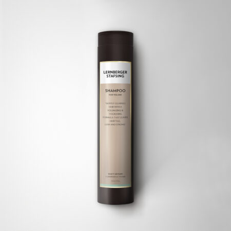 Lernberger Stafsing Shampoo for volume rengør hår og hovedbund skånsomt og tilfører samtidig volumen, stuktur og glans.