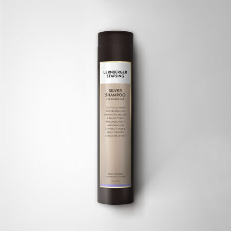Violette pigmenter i denne Lernberger Stafsing shampoo neutraliserer uønskede gyldne og matte toner i blondt, hvidt og gråt hår.